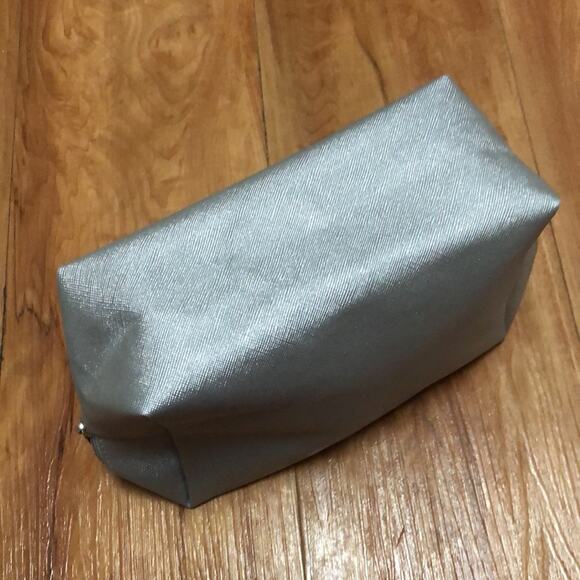 NWOT Silver Shimmer Cosmetic Bag - Picture 5 of 7